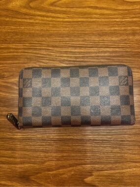 ✨STUNNING Authentic Louis Vuitton Zippy Wallet- Damier Ebene canvas✨